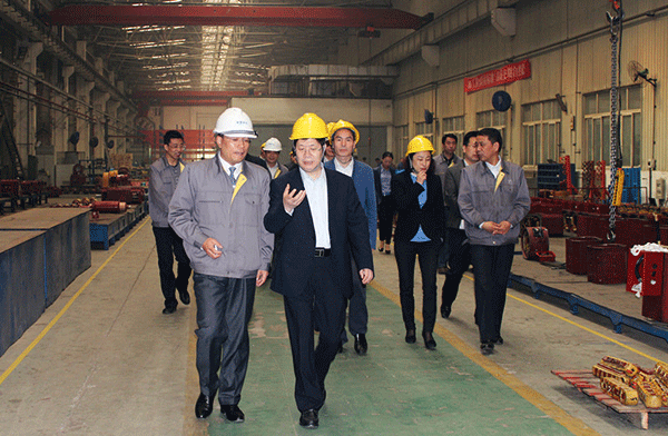 西安市委常委、常務(wù)副市長(zhǎng)岳華峰蒞臨西瑪電機(jī)調(diào)研指導(dǎo)。
