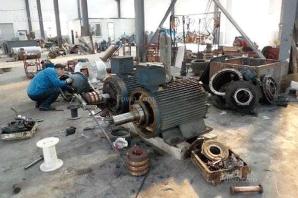 西安西瑪電機驅動軸修理中軸向間隙的測量。